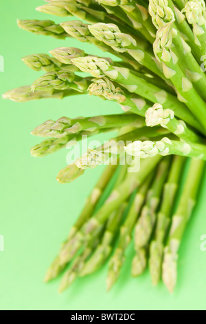 Gerbe d'asperges sur un fond vert. Banque D'Images