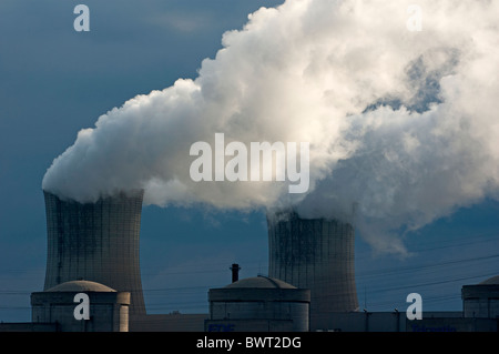 Cheminées de fumée nucléaire du Tricastin, Drôme, France. Banque D'Images