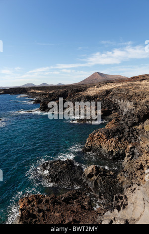 Les falaises volcaniques près de Los Cocoteros, Lanzarote, Canary Islands, Spain, Europe Banque D'Images