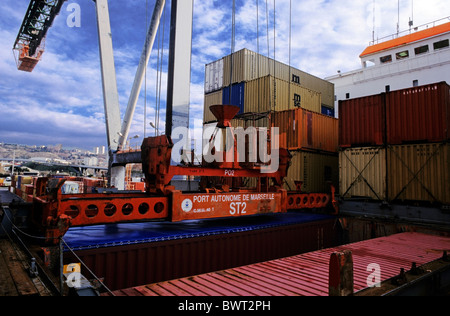 Chargement de conteneurs sur un navire cargo, Port de Marseille, France. Banque D'Images