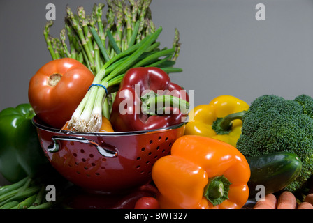 Des légumes frais dans une passoire Banque D'Images