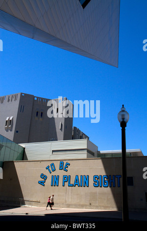 'Comme D'ÊTRE À LA VUE" par l'artiste conceptuel Lawrence Weiner du Denver Art Museum de Denver, Colorado, États-Unis. Banque D'Images