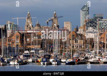 Une vue en regardant Liverpool Marina et le centre-ville de Liverpool. Banque D'Images