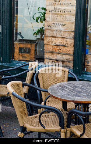 Chaises et tables à l'extérieur d'un bar de la ville néerlandaise de Delft Banque D'Images