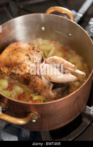 Pot convivial-perdrix rôti assaisonné d'agrumes et de genièvre poulet au cidre et les fuites de crème.Photo:Jeff Gilbert. Banque D'Images