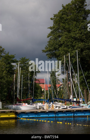 Dark Cloud sous bateaux amarrés dans la lumière du soleil Banque D'Images