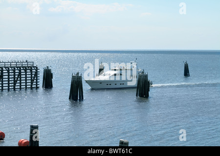 Avis de luxury yacht sur le lac Okeechobee, et à l'approche de blocage de port Mayaca et barrage. En Floride, aux États-Unis. Banque D'Images