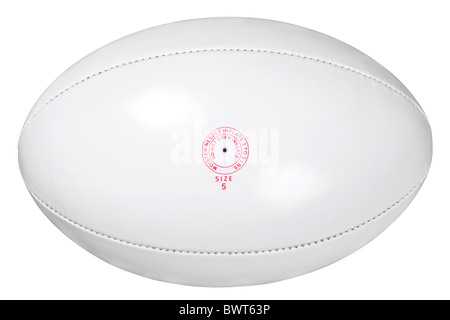 Photo d'un ballon de rugby en cuir blanc isolé sur fond blanc avec clipping path fait à l'aide d'outil Plume. Banque D'Images