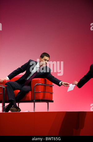 David Miliband mains une note à MP Ivan Lewis au cours de la Conférence d'automne du travail à Manchester le 27 septembre 2010. Banque D'Images