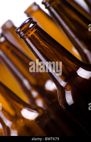 Dark brown verre vide bouteilles de bière Banque D'Images