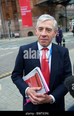 Jack Straw MP arrive à la conférence du parti travailliste à Manchester le 28 septembre 2010 et est immédiatement invité à vivre un Banque D'Images