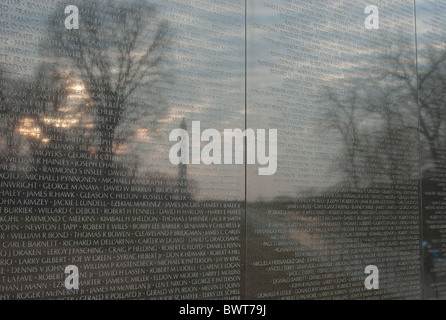 Le Washington Monument reflétée sur le mur Vietnam Veterans Memorial à Washington, DC. Banque D'Images