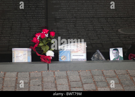 Des articles personnels et des fleurs à la Vietnam Veterans Memorial à Washington, DC. Banque D'Images