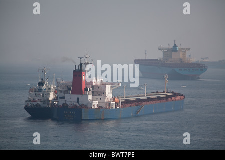 Les cargos et les pétroliers dans le brouillard du matin de la baie de Gibraltar. Banque D'Images