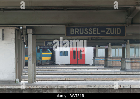 Un train de voyageurs régional attend sur la piste jusqu'à la gare de Bruxelles-Midi. Banque D'Images