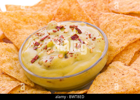 Nachos avec une trempette à l'avocat comme gros plan sur fond blanc Banque D'Images