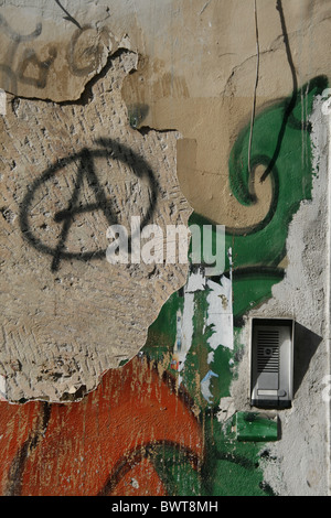 Symbole de l'anarchie peint sur mur extérieur en sun Banque D'Images