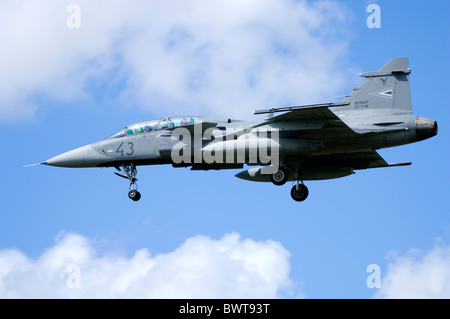 Saab Gripen JAS-39D exploités par l'aviation hongroise de l'approche à l'atterrissage à RAF Fairford Banque D'Images