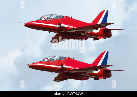 Des flèches rouges Hawk T1s dans un navire en partance de la formation Deux-RAF Fairford Banque D'Images