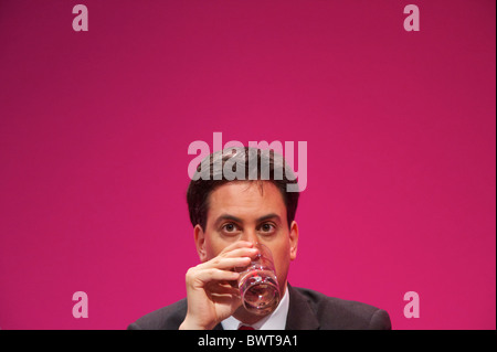 Ed Miliband prend une gorgée d'eau pendant l'écoute d'un discours lors de la conférence du parti travailliste à Manchester le 29 septembre Banque D'Images