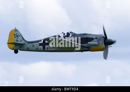 Flugwerk-construit Focke Wulf FW 190 A8/N dans les couleurs de la Luftwaffe faire un défilé à Duxford Flying Legends Airshow Banque D'Images