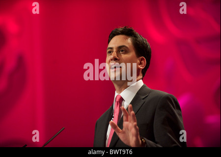 Le dirigeant syndical nouvellement élu Ed Miliband délégués adresses participant à la conférence du parti travailliste à Manchester le 29 septembre Banque D'Images