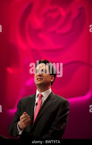 Le dirigeant syndical nouvellement élu Ed Miliband délégués adresses participant à la conférence du parti travailliste à Manchester le 29 septembre Banque D'Images