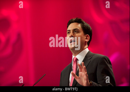 Le dirigeant syndical nouvellement élu Ed Miliband délégués adresses participant à la conférence du parti travailliste à Manchester le 29 septembre Banque D'Images