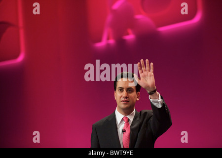 Le dirigeant syndical nouvellement élu Ed Miliband délégués adresses participant à la conférence du parti travailliste à Manchester le 29 septembre Banque D'Images