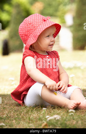 Young Girl Playing in garden at home Banque D'Images