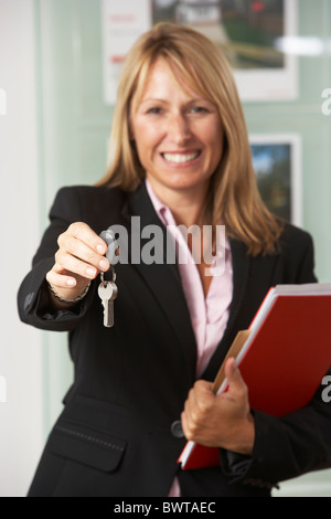 Portrait de femme d'office à la remise des clés Banque D'Images