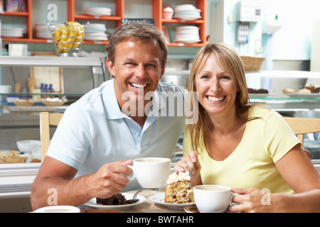 Couple Enjoying tranche de gâteau et de café en Café Banque D'Images