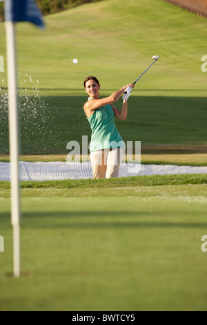 Male Golfer Jouer Bunker On Golf Course Banque D'Images