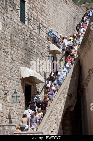 La foule montant et descendant les escaliers escarpés de vieux murs de la ville Dubrovnik Banque D'Images