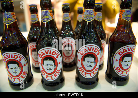 La défaite de David Miliband moqueurs dans la course au leadership du parti travailliste, des bouteilles de bière amère du nom de David sont en vente comme Banque D'Images