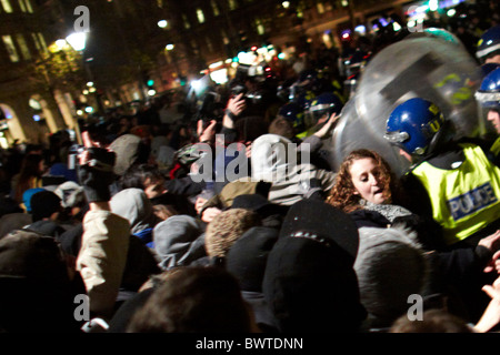 La police anti-émeute et manifestants choc près de la Colonne Nelson au cours de manifestations étudiantes contre les frais de scolarité Banque D'Images