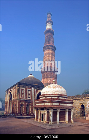 Inde New Delhi ville complexe Qutb Minar minaret Qûtb architecture brique Alai gate Asia travel Janvier 2008 Q Banque D'Images