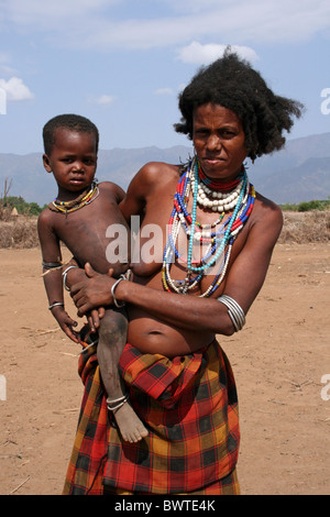 Arbore Mother Holding Enfant, vallée de l'Omo, Ethiopie Banque D'Images