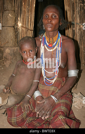 Arbore la mère et l'enfant dans leur maison, vallée de l'Omo, Ethiopie Banque D'Images