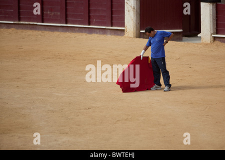 Bull fighter exerçant dans les arènes Malaga Espagne Banque D'Images