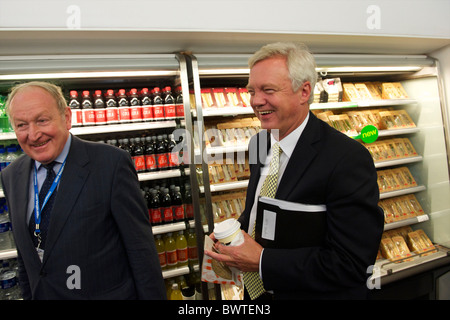 L'ancien ministre de l'intérieur de l'ombre David Davies (à droite) des visites de Marks & Spencer pour le déjeuner sur la troisième, et avant-dernier, jour de la Banque D'Images