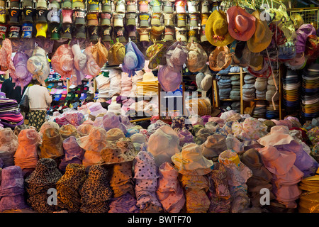 Hat shop la nuit dans le district de Myungdong à Séoul en Corée du Sud. JMH3958 Banque D'Images