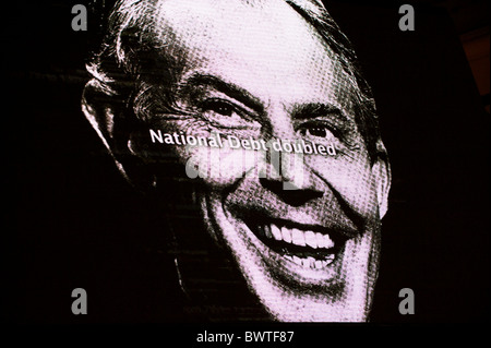 Une vidéo se moquant de blâmer le Parti du Travail et de l'ancien Premier Ministre Tony Blair a été diffusé sur un écran à la massive Banque D'Images