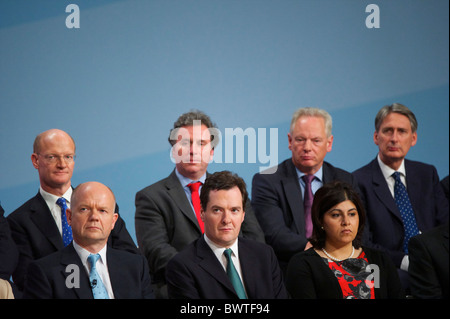 Les membres du premier ministre David Cameron's cabinet d'écouter le discours de son chef sur le quatrième et dernier jour de la Banque D'Images