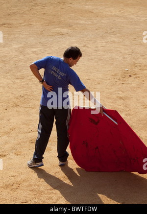 Bull fighter exerçant dans les arènes Malaga Espagne Banque D'Images