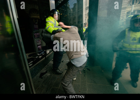 G20 de renflouement des banquiers canadiens protester dans City of London, UK comme banque RBS est attaqué pendant le sommet des dirigeants du monde. Banque D'Images