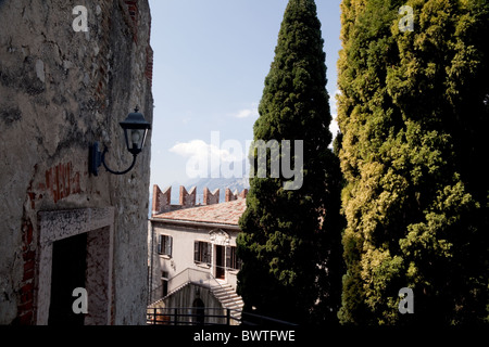 Vue sur le lac de Garde, côte rocheuse du Castello Scaligero de Malcesine Banque D'Images