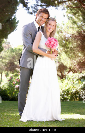 Bride Wearing Dress Holding Bouqet au mariage Banque D'Images