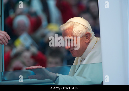 Le pape Benoît XVI arrive à Hyde Park, Londres pour une veillée de prière de 80 000 pèlerins le 18 septembre 2010. Banque D'Images