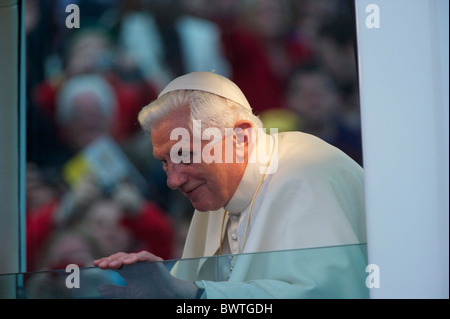 Le pape Benoît XVI arrive à Hyde Park, Londres pour une veillée de prière de 80 000 pèlerins le 18 septembre 2010. Banque D'Images